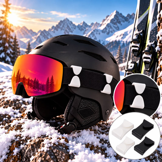 Zwei weiße Brillenclips an einem schwarzen Skihelm mit aufgesetzter Skibrille, daneben die Clips in Weiß und Schwarz einzeln, im Hintergrund verschneite Berge