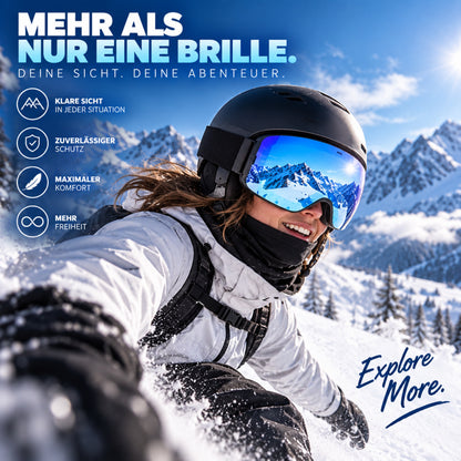 Snowboarderin mit Helm und aufgesetzter Skibrille während der Fahrt im Schnee