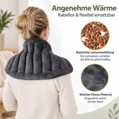 Wärmekissen auf Nacken und Schultern einer Frau, daneben die Leinsamenfüllung und der weiche Bezug in Nahaufnahme